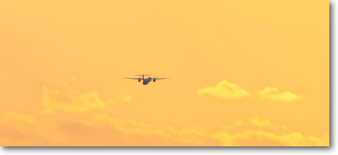 新潟空港を離陸するボンバルディア機