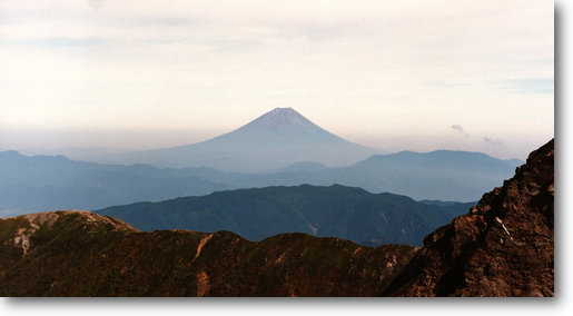 美しいすそ野を見せる富士山