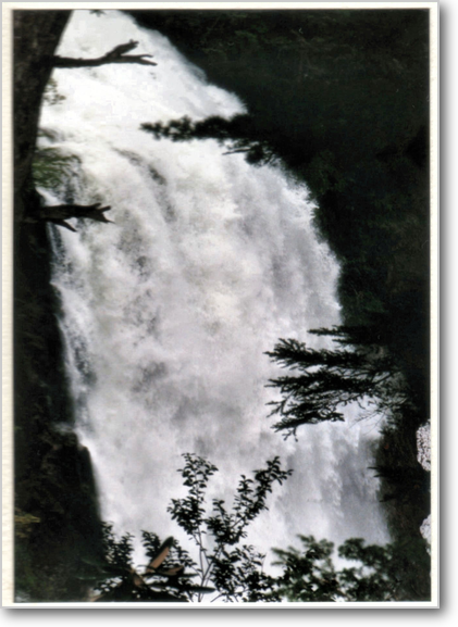 尾瀬の水を集めて轟く三条の滝