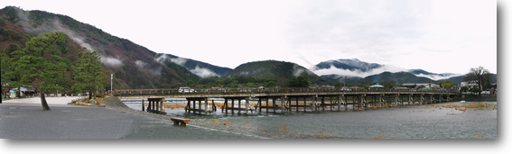 嵐山、小倉山、雪の愛宕山と渡月橋。右端に嵯峨天皇御陵