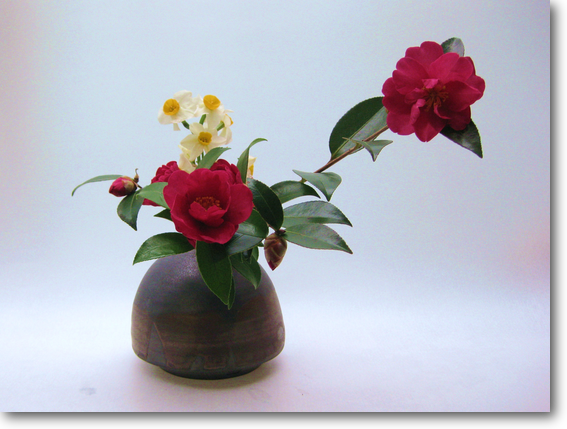 花材：山茶花、水仙