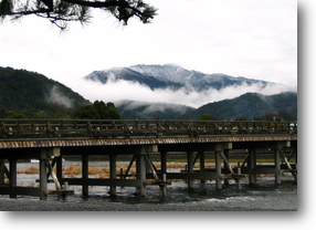 雪の愛宕山と渡月橋