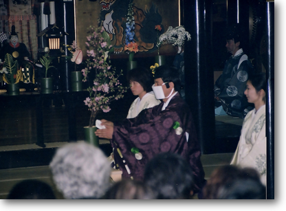 白山神社での献花式